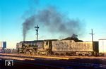 Im Abendlicht glänzt SAR No. 3432 "LADY JANE" vor einem Güterzug nach Kimberley im Bahnhof Kraankuil. Auf der 234 km langen Strecke von Kimberley nach de Aar wurden Mitte der 1970er Jahre von 48 täglichen Zügen 45 mit Dampf befördert.  (18.07.1975) <i>Foto: Herbert Vaupel</i>