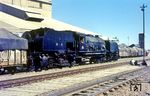 RR No. 627, eine class 16 A der Rhodesia Railways aus dem Jahr 1953, vor einem Güterzug nach Bulawayo im Bahnhof Cement (nomen est omen), in dem sich bis heute ein riesiges Zementwerk befindet. (22.07.1975) <i>Foto: Herbert Vaupel</i>