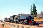 Lok 394 der Rhodesia Railways (RR) mit einem GmP nach Bulawayo westlich von Cement. In der Zugmitte läuft Diesellok RR 1812 mit. Rhodesien wurde 1980 als Republik Simbabwe unabhängig.  (22.07.1975) <i>Foto: Herbert Vaupel</i>