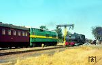 Im Bahnhof Bambesi (Mbambezi) kreuzen Güterzug 27 nach Gwelo mit RR No. 747 und RR Diesellok No. 1503 vor einem Reisezug nach Bulawayo. (23.07.1975) <i>Foto: Herbert Vaupel</i>