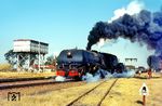 Nach dem Wasser- und Kreuzungshalt verlässt RR No. 747 mit Güterzug 27 nach Gwelo (Gweru) den Bahnhof Bambesi (Mbambezi). (23.07.1975) <i>Foto: Herbert Vaupel</i>