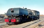 Garrattlok No. 753 im Depot Bulawayo, einer Provinzhauptstadt im Südwesten des Landes. Die Lokomotiven der class 20 A hatten die Achsfolge (2'D1')(1'D2'), auch „Double-Mountain“ genannt. Diese Achsfolge wiesen auch die meisten anderen großen Garratt-Baureihen auf, da sie auch bei höheren Geschwindigkeiten gute Laufeigenschaften mit der Zugkraft von acht Kuppelachsen kombinierten. Die gegenüber den vorangegangenen Garratt-Bauarten der RR deutlich vergrößerte Achslast ermöglichte eine erhebliche Leistungssteigerung, auch wenn ein Teil des zulässigen Mehrgewichts zugunsten größerer Vorräte verwendet wurde. Als erste und einzige rhodesische Garratt erhielten die Maschinen eine Stoker-Feuerung. Die fast über die volle Fahrzeugbreite gehenden vorderen Wassertanks waren im oberen Bereich seitlich abgeschrägt, um die Sicht des Lokführers zu verbessern. Die Loks mit 1067 mm Spurweite (Kapspur) waren 31,450 m lang, wogen 222 t und erreichen eine Höchstgeschwindigkeit von 70 km/h. (25.07.1975) <i>Foto: Herbert Vaupel</i>