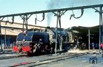 Garrattlok RR No. 514 restauriert im Depot Bulawayo. In den 1960er Jahren entschieden die Rhodesia Railways (RR) auch aufgrund von günstigen Krediten der westlichen Länder, eine vollständige Umstellung auf Diesellokomotiven bis 1980 durchzuführen. Nach der Ölkrise 1973 und politischen Sanktionen des Westens aufgrund des Rhodesienkonflikts wurde diese Entscheidung jedoch verworfen. 1978 begann die Aufarbeitung von 87 teilweise schon ausgemusterten Dampflokomotiven, da Rhodesien über große Kohlevorkommen verfügt. 1987 war ein Einsatz bis mindestens 2002 geplant. 2011 waren noch vier einsatzfähige Dampflokomotiven (14A 519, 15A 395, 16A 611 und 16A 613) vorhanden, die in Bulawayo beheimatet waren. (25.07.1975) <i>Foto: Herbert Vaupel</i>