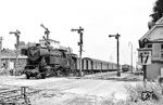 65 009 (Bw Darmstadt) fährt mit P 1325 nach Darmstadt aus dem Bahnhof Reinheim (Odenw). Im Bahnhof wartet der hier kreuzende Nt 1320 nach Erbach (ein VT 95). Das Gleis rechts im Vordergrund gehörte zu der hier abzweigenden privaten Reinheim-Reichelsheimer-Eisenbahn, deren Personenverkehr am 25. Mai 1963 eingestellt wurde. (08.1962) <i>Foto: Karl-Ernst Maedel</i>