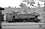 65 003 im Bahnhof Erbach (Odw) an der hessischen Odenwaldbahn. Die Lok war während ihrer gesamten Einsatzzeit vom 03.03.1951 bis 23.03.1970 beim Bw Darmstadt stationiert.  (08.1962) <i>Foto: Karl-Ernst Maedel</i>