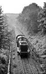 Anfang 1962 tauchten die ersten V 100 auf der Odenwaldbahn auf. V 100 1132 war seit dem 18.04.1962 beim Bw Hanau stationiert und erreicht gleich Höchst (Odenw). (08.1962) <i>Foto: Karl-Ernst Maedel</i>