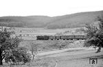 65 004 (Bw Darmstadt) mit einem Personenzug bei Erbach (Odenw). (08.1962) <i>Foto: Karl-Ernst Maedel</i>