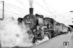 38 2517 (Bw Heilbronn) wartet vor E 554 nach Stuttgart auf den Abfahrauftrag im Bahnhof Hanau. (08.1962) <i>Foto: Karl-Ernst Maedel</i>