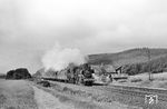 38 3432 (Bw Hanau) dampft mit E 3201 nach Fulda bei Wirtheim vorbei. (08.1960) <i>Foto: Karl-Ernst Maedel</i>