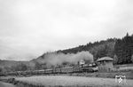 Die beiden Loks der Baureihe 10 galten bei Eisenbahnfreunden als besondere Ikonen. Auch bei Karl-Ernst Maedel, der für sie liebevoll den Begriff des "Schwarzen Schwans" prägte, fanden sie besondere Beachtung. Bei Wirtheim erwischte er 10 002 vom Bw Bebra vor dem Interzonenzug D 199 (Frankfurt/M - Leipzig), der weitgehend aus "Kriegsbeute-Wagen" westeuropäischer Staatsbahnen gebildet ist, die nach 1945 bei der DR geblieben waren. (08.1960) <i>Foto: Karl-Ernst Maedel</i>