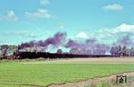 043 606, 1970 die einzige Schürzen-44er mit Ölfeuerung, vor 044 678 am 4000 t-Erzzug Gdg 6982 an die Saar bei Sprakel. (20.05.1970) <i>Foto: Bernd Kappel</i>