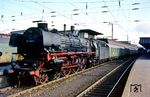 012 058 rangiert in Münster (Westf) Hbf zusätzliche Postwagen an den E 1631 nach Düsseldorf. Zuglok wird anschließend eine 110 werden. (22.05.1970) <i>Foto: Bernd Kappel</i>