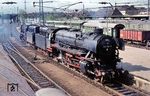 Blick aus dem Stellwerk "Mf" in Münster (Westf) Hbf auf den vorbeifahrende Lokzug 042 254 und 043 381. (22.05.1970) <i>Foto: Bernd Kappel</i>