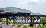 044 482 vom Bw Ehrang rollt mit einem Gdg über die Moselbrücke dem Bahnhof Bullay entgegen. (08.08.1970) <i>Foto: Bernd Kappel</i>