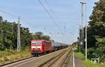 Der Bahnhof Jesewitz bei Eilenburg an der Strecke Halle - Cottbus verfügt noch über Quertragwerke und einen Mittelbahnsteig. 143 963, eine Mietlok von DB Regio,  fährt mit einem leerem Kesselwagenzug in Richtung Leipzig durch den Bahnhof. (23.09.2024) <i>Foto: Ralf Opalka</i>