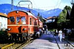 490 003 ist im Endpunkt der Bahnstrecke aus Bad Aibling in Feilnbach angekommen. Nach der Bahnstrecke Türkheim–Bad Wörishofen war die 1895 eröffnete Bahnstrecke die zweite elektrisch betriebene Vollbahn Bayerns. Ein stetig zurückgehendes Fahrgast- und Güterverkehrsaufkommen führte jedoch dazu, dass die Deutsche Bundesbahn den Eisenbahnbetrieb Anfang der 1970er Jahre aufgab. Zunächst wurde am 28. Mai 1972 der elektrische Betrieb beendet. Schienenbusse der Baureihe 798 übernahmen den Reiseverkehr. Am 29. September 1973 wurde schließlich der Reiseverkehr eingestellt, der Güterverkehr wenig später. Die Gleise wurden abgebaut, auf weiten Teilen der Bahntrasse verläuft heute ein Radweg.  (1970) <i>Foto: Klaus-P. Wesseling</i>