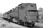 Im Bahnhof Fürth (Odenw) an der Weinheimer Strecke steht 065 003 mit dem P 3322 abfahrbereit, während der Heizer noch eine kurze Nachschau an der Lok vornimmt. (19.08.1969) <i>Foto: Wolfgang Bügel</i>