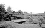 Für den Gegenzug P 3323 aus Weinheim fand sich für 065 013 nur diese suboptimale Fotostelle an der Weschnitzbrücke hinter Mörlenbach, die damals schon ziemlich zugewachsen war. (19.08.1969) <i>Foto: Wolfgang Bügel</i>