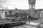 044 189 (ex 44 1189) war aus Gelsenkirchen-Bismarck nach Duisburg-Wedau gekommen und verlässt nun das Bw für eine Rückleistung in die Heimat. (03.09.1969) <i>Foto: Wolfgang Bügel</i>