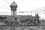 055 635 auf der Drehscheibe im Bw Duisburg-Wedau. Der Wasserturm ist das einzige Relikt, das heute hier noch an die Dampflokzeit erinnert.  (03.09.1969) <i>Foto: Wolfgang Bügel</i>