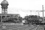 055 635 rückt in den Schuppen ihres Heimat-Bw Duisburg-Wedau ein. Vor dem Schuppen steht 051 036. (03.09.1969) <i>Foto: Wolfgang Bügel</i>