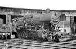 In klassischer Pose - mit Stangen unten - steht 051 006 vom Bw Oberhausen-Osterfeld Süd vor dem Schuppen im Bw Duisburg-Wedau. (03.09.1969) <i>Foto: Wolfgang Bügel</i>