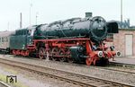 44 903 war erst eine Woche zuvor aus dem AW Braunschweig nach Bebra zurückgekehrt, nachdem sie dort den Kessel (Henschel 26065/1941) von 44 456 und eine Ölhauptfeuerung erhalten hatte. Im Bahnhof Bebra hat sie einen Kurswagen an einen Schnellzug gesetzt. (21.06.1960) <i>Foto: Wolfgang Jahn</i>