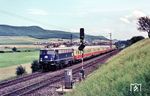 E 10 376 vom Bw Hamburg-Eidelstedt führt den TEE 77 "Helvetia" (Zürich - Hamburg-Altona) im Leinetal bei Banteln. (03.05.1965) <i>Foto: Wolfgang Jahn</i>