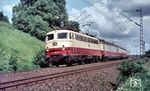 112 501 mit dem TEE 77 "Helvetia" nach Hamburg-Altona bei Banteln. Der TEE "Helvetia" verfügte als lokbespannter Zug über bis zu 324 Sitzplätze, die sich auf 2 Av-, 1 Ap-, 1 Speisewagen und 1 Barwagen, sowie 2 weitere Av-Wagen und bei Bedarf noch 1 Ap-Wagen (Hamburg-Basel SBB) in einem zweitägigen Umlauf verteilten. Ab Sommer 1967 erfolgte die Aufnahme des "Helvetia" in den TEE-Kurswagenumlauf, wodurch es zu einem Kurswagentausch (2 Av-Wagen) mit dem TEE "Rembrandt" in Mannheim kam. Jedoch erwies sich diese Maßnahme durch die gegenseitige Abhängigkeit bei Verspätungen als nicht besonders sinnvoll und wurde deshalb im Sommer 1971 wieder abgeschafft. Stattdessen blieb ein wechselseitiger Anschluss von TEE "Helvetia" und TEE "Rembrandt" am Bahnsteig in Mannheim noch bis Sommer 1973 erhalten. (06.1969) <i>Foto: Wolfgang Jahn</i>