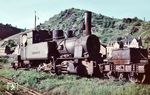 Lok 8 der Nassauischen Kleinbahn (Henschel, Baujahr 1899) hatte zum Aufnahmezeitpunkt bereits ausgedient und wartet in Braubach auf den Schneidbrenner. (1960) <i>Foto: Wolfgang Jahn</i>