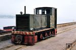 Die V 18 der Nassauischen Kleinbahn (NK) entstammt einer Serie von zehn Lokomotiven des Typs HF130C, die von der Lokfabrik Gmeinder im badischen Mosbach Ende 1940 für das Oberkommando des Heeres gefertigt wurde. 1957 erfolgte der Verkauf der Lokomotive über den Bremer Lokhändler Eikens an die NK, die die Lok als V 18 in den Fahrzeugpark einreihte. Hier steht sie am Rheinhafen in Braubach. (15.04.1977) <i>Foto: Wolfgang Jahn</i>