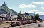 Der Kleinbahnzug mit Diesellok V 18 im Bahnhof Braubach. Dahinter die Anlagen des DB-Bahnhofs mit der Marksburg. Nicht nur die Kleinbahnanlagen sind hier heute komplett verschwunden, auch der Staatsbahnhof wurde auf zwei Gleise zurückgebaut. (22.05.1972) <i>Foto: Wolfgang Jahn</i>