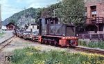 Diesellok V 18 rumpelt mit dem beladenen Rohbleizug aus dem Kleinbahnhof Braubach. (22.05.1972) <i>Foto: Wolfgang Jahn</i>