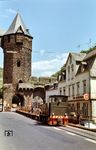 V 18 kehrt mit einem Leerwagenzug von der Blei- und Silberhütte zum Kleinbahnhof zurück. Die Braubacher Ortsdurchfahrt am Stadttor in der Oberalleestraße war sicherlich der interessanteste Teil der Strecke. (22.05.1972) <i>Foto: Wolfgang Jahn</i>