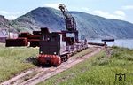 Lok 18 holt im Braubacher Hafen den nächsten mit Rohblei-Blöcken beladenen Güterzug ab. Im Hintergrund nähert sich ein Güterzug mit einer 140 auf der Rechten Rheinstrecke. (22.05.1972) <i>Foto: Wolfgang Jahn</i>