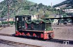 Abschied von der Nassauischen Kleinbahn. Am letzten Betriebstag, dem 30. September 1977, steht V 18 entsprechend geschmückt im Kleinbahnhof Braubach. Das Ende des Bahnbetriebs war zugleich das Ende der Nassauische Kleinbahn-Gesellschaft mbH. (30.09.1977) <i>Foto: Wolfgang Jahn</i>