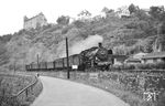 38 2111 vom Bw Limburg (Lahn) fährt mit P 1467 (Koblenz - Limburg/Lahn) unterhalb der Burg Schadeck nach Runkel ein. (07.1957) <i>Foto: Detlev Luckmann</i>