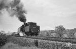 Der D 74 mit Zuglok 01 062 und Schiebelok 50 2541 auf der Dransfelder Rampe in der großen Kurve bei Groß Ellershausen. (05.1963) <i>Foto: Detlev Luckmann</i>