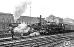 In Hannover Hbf haben sich 01 1082 (Bw Bebra) und 01 178 (Bw Hannover) versammelt. Im Hintergrund fährt die Bremer 03 225 aus. (04.1962) <i>Foto: Detlev Luckmann</i>