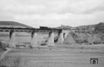 Ein Güterzug mit einer 44er überquert die Werrabrücke bei Oberrieden nahe der damaligen deutsch-deutschen Grenze zwischen Hessen und Thüringen. (05.1963) <i>Foto: Detlev Luckmann</i>