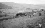 50 2470 (Bw Northeim/Han) mit einem Eilzug bei Oberrieden, der an der Spitze zwei Touropawagen überführt. (05.1963) <i>Foto: Detlev Luckmann</i>