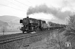 Die seit April 1960 mit Ölfeuerung ausgerüstete 44 189 vom Bw Bebra mit einem Güterzug bei Oberrieden. (05.1963) <i>Foto: Detlev Luckmann</i>