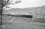 Die Göttinger 44 650 rollt mit einem Güterzug am Örtchen Oberrieden im Werratal vorbei.  (05.1963) <i>Foto: Detlev Luckmann</i>