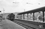 01 1061 (Bw Bebra) fährt mit P 1890 nach Bebra in den Bahnhof Bad Sooden-Allendorf ein. (05.1963) <i>Foto: Detlev Luckmann</i>