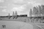 44 1138 (Bw Kassel) rollt mit einem Güterzug bei Hebenshausen auf Eichenberg zu. (05.1963) <i>Foto: Detlev Luckmann</i>