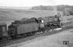 44 476 (Bw Kassel) mit einem fotointeressierten Personal vor einem Güterzug bei Eichenberg. (05.1963) <i>Foto: Detlev Luckmann</i>