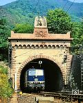 181 204 kommt mit E 2054 nach Luxembourg nach Durchfahren des 4205 m langen Kaiser-Wilhelm-Tunnel bei Ediger-Eller wieder ans Tageslicht. (08.09.1979) <i>Foto: Klaus D. Holzborn</i>