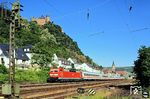 181 205 mit einem IC vor der Kulisse der Schönburg aus dem 12. Jahrhundert in Oberwesel. (01.06.2004) <i>Foto: Klaus D. Holzborn</i>