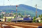 181 207 fährt mit einem Eilzug aus Neustadt (Weinstr) Hbf. (02.06.1991) <i>Foto: Klaus D. Holzborn</i>