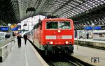 181 207 hat in Köln Hbf außerplanmäßig den IC 433 nach Norddeich Mole am Haken. Normalerweise ging die 181 in Koblenz Hbf beim Richtungswechsel vom Zug. Anscheinend stand an diesem Tag dort keine 101 zur Verfügung. (30.05.2006) <i>Foto: Klaus D. Holzborn</i>